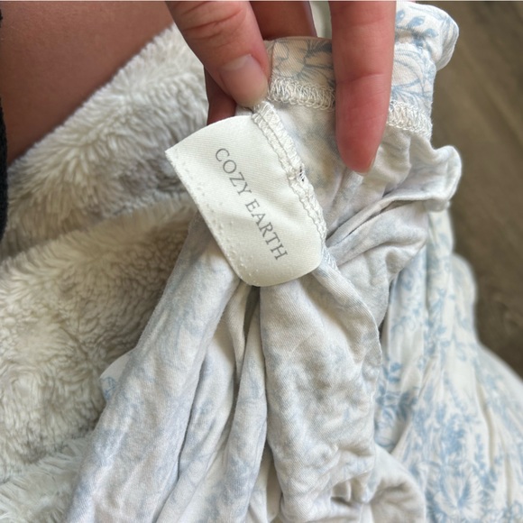 Cozy Earth White & Blue Floral Stretch Knit Long Sleeve Pajamas - Picture 6 of 7